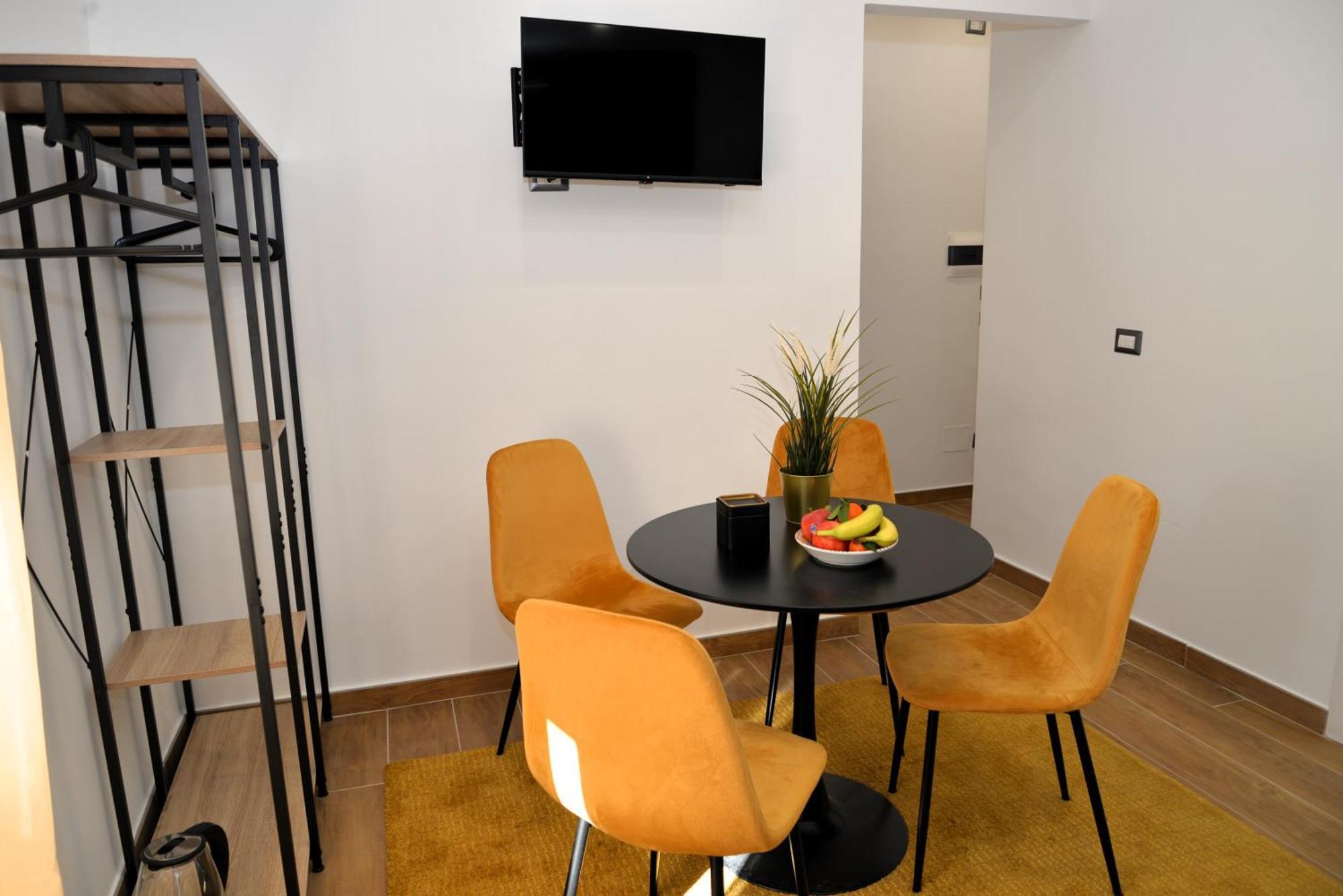Blackwoody Contemporary Rooms - Napoli Centro Storico Exterior photo