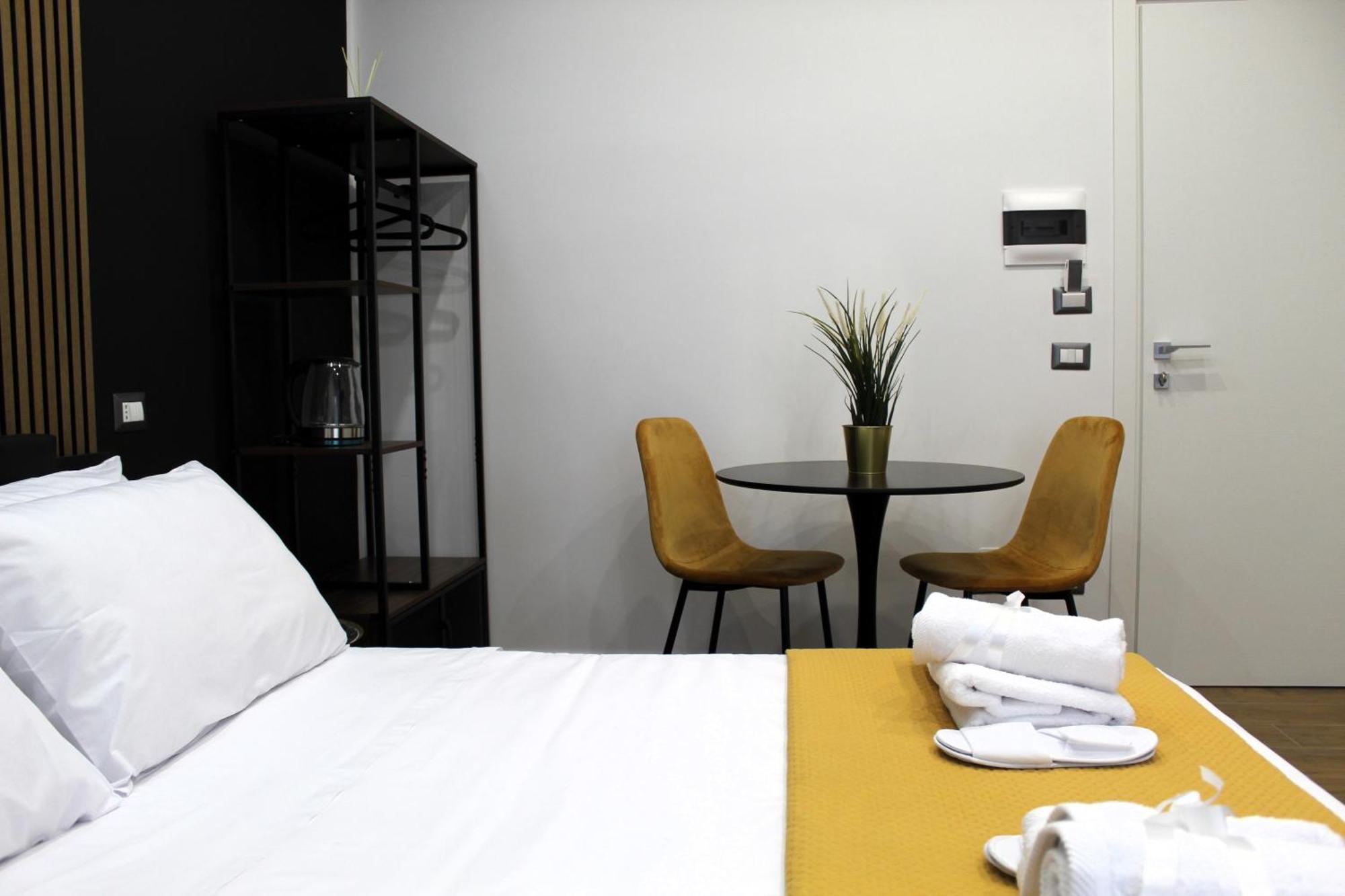 Blackwoody Contemporary Rooms - Napoli Centro Storico Exterior photo